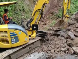 Longsor Timbun Jalur Alternatif ke Dieng, Akses Wisata Terputus