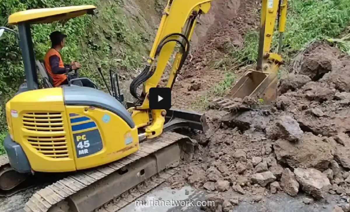 Longsor Timbun Jalur Alternatif ke Dieng, Akses Wisata Terputus