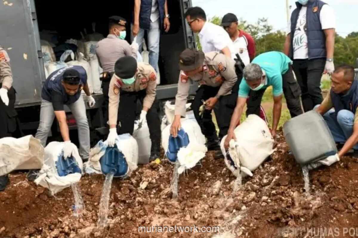 Polda NTT Musnahkan Ribuan Liter Miras Ilegal di TPA Alak