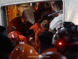 Evakuasi Dramatis 7 Jam, Korban Selamat Tertimpa KRL di Bekasi Timur Berhasil Dikeluarkan dari Reruntuhan
