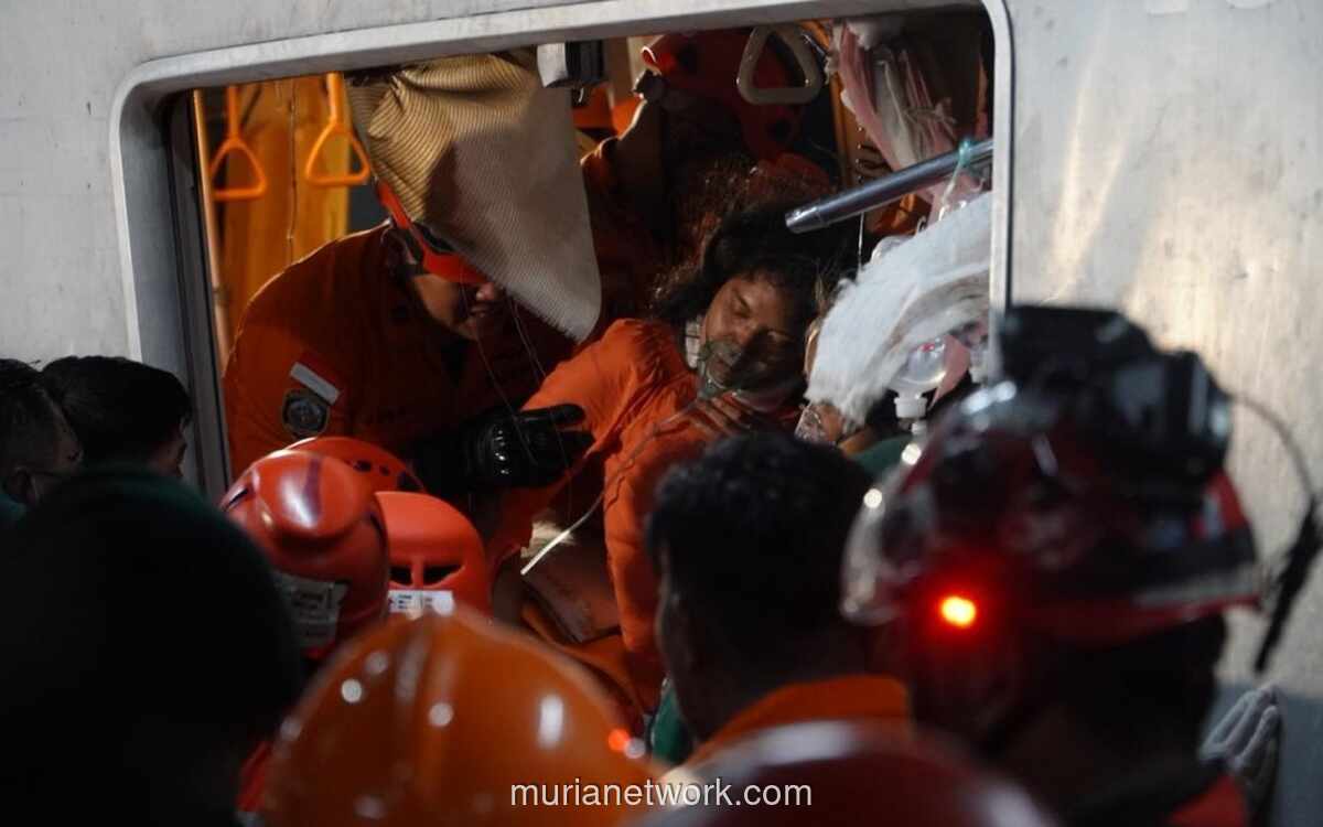 Evakuasi Dramatis 7 Jam, Korban Selamat Tertimpa KRL di Bekasi Timur Berhasil Dikeluarkan dari Reruntuhan