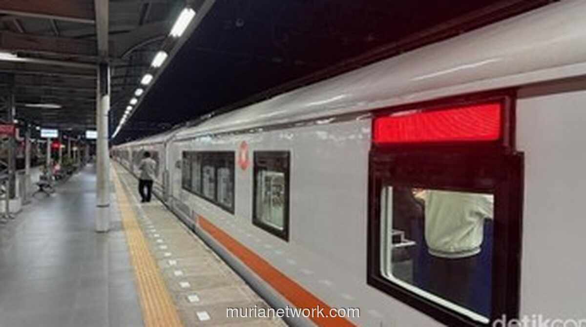 Kereta Purwojaya Terlantar Dua Jam di Stasiun Jatinegara Akibat Tabrakan KRL dan KRD di Bekasi Timur
