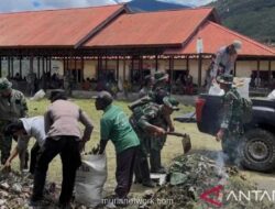 Satgas Pamtas, Polres, dan Warga Bersihkan Pasar Ilu di Puncak Jaya