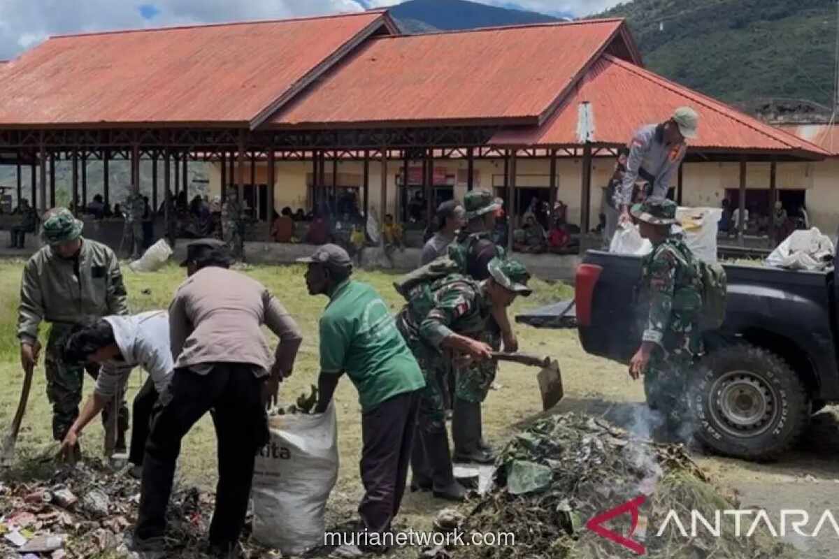 Satgas Pamtas, Polres, dan Warga Bersihkan Pasar Ilu di Puncak Jaya