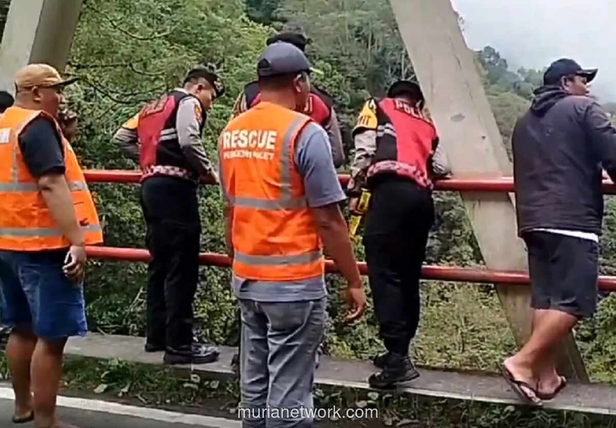 Pemuda 20 Tahun Nekat Lompat dari Jembatan Cangar, Tewas di Dasar Jurang