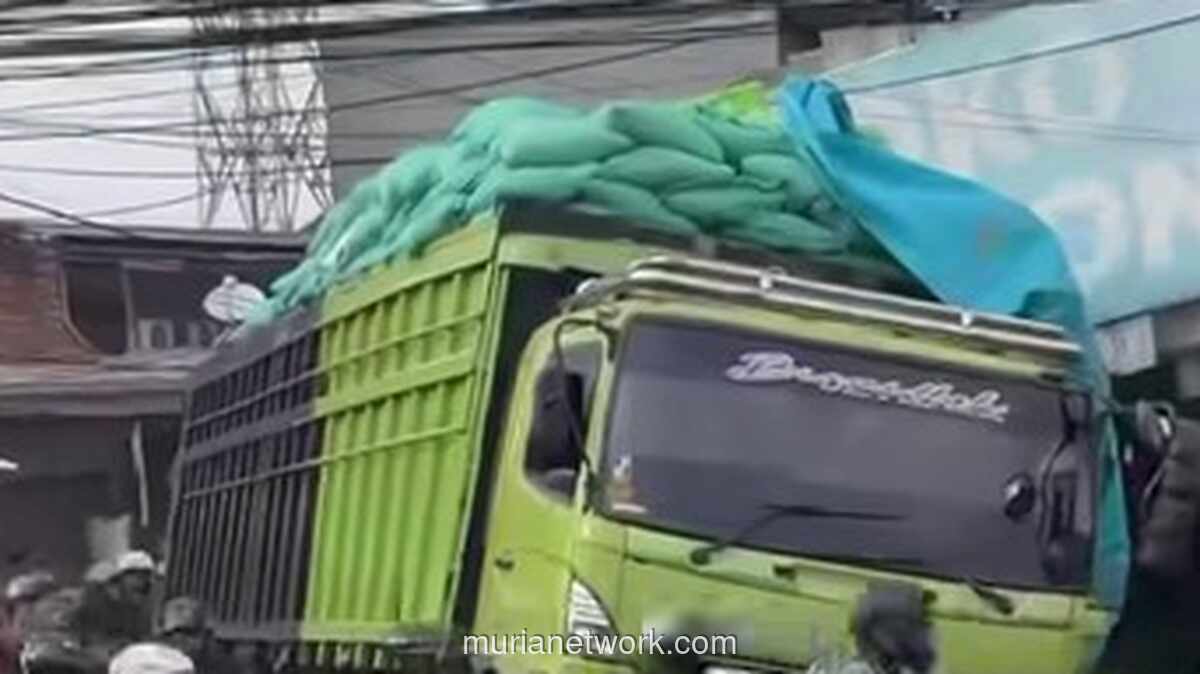 Truk Beras Terperosok di Kalimalang Picu Macet Parah, Sopir Diduga Tak Fit