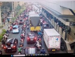 Truk Mogok di Gatot Subroto Picu Kemacetan Panjang Hingga Layang Pancoran
