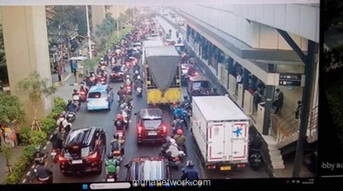 Truk Mogok di Gatot Subroto Picu Kemacetan Panjang Hingga Layang Pancoran