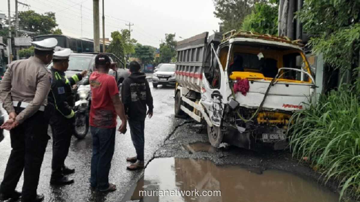 Rem Truk Pasir Diduga Blong, Tabrak Truk Tronton di Sukoharjo