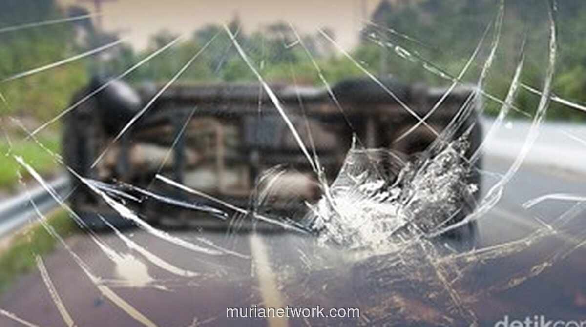 Truk Tangki Terguling, Oli Bekas Tumpah dan Macetkan Jalan Kemang-Parung