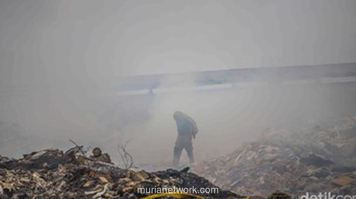 Kebakaran Tumpukan Sampah di Kelapa Gading, 40 Personel Damkar Dikerahkan