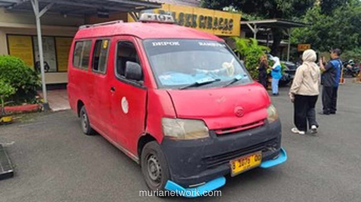Polisi Tangkap Dua Sopir Angkot di Ciracas yang Pecahkan Kaca Mobil Pengendara Lain Gegara Ditegur Lawan Arus