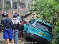 Polisi Periksa Pengemudi Taksi Online dan Petugas KAI sebagai Saksi Kunci Tabrakan Kereta di Bekasi