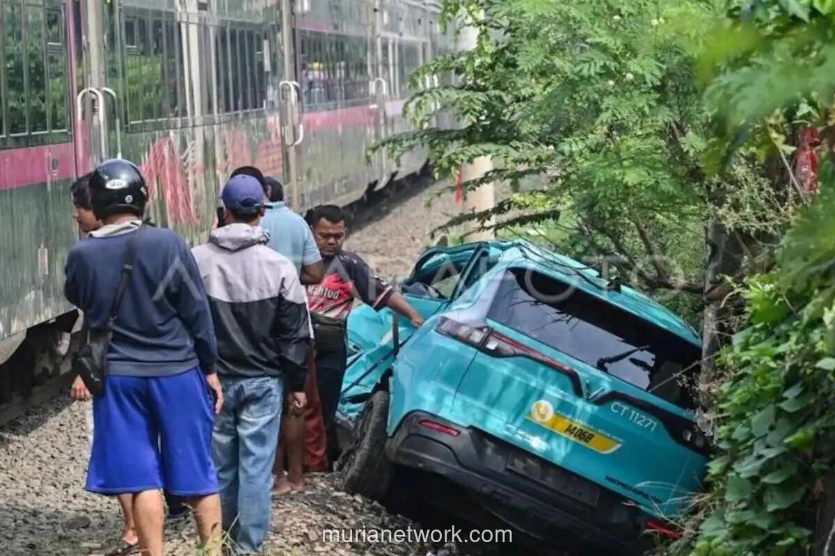 Polisi Periksa Pengemudi Taksi Online dan Petugas KAI sebagai Saksi Kunci Tabrakan Kereta di Bekasi