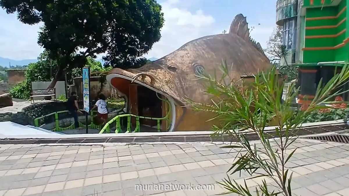 Dua Wisatawan Terkunci di Dalam Akuarium Kebun Binatang Bukittinggi