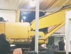 Ekskavator Lintasi Tenda Hajatan di Sleman Demi Akses Renovasi Masjid