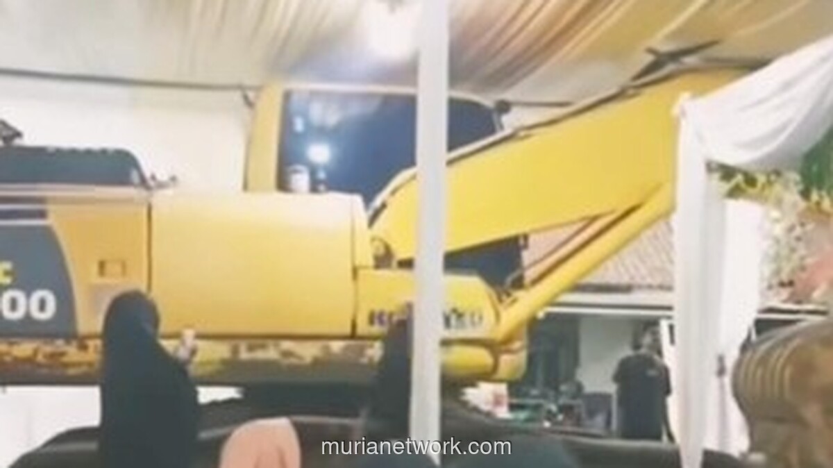 Ekskavator Lintasi Tenda Hajatan di Sleman Demi Akses Renovasi Masjid