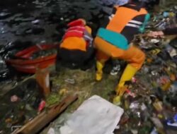Warga dan Petugas Bersihkan Kanal Penuh Sampah di Makassar untuk Antisipasi Banjir