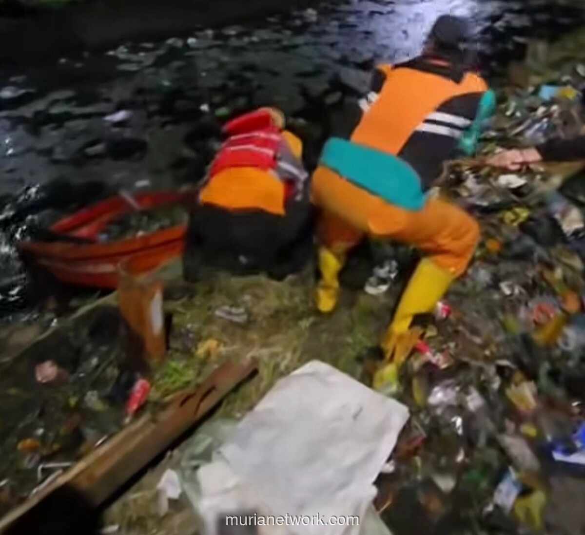 Warga dan Petugas Bersihkan Kanal Penuh Sampah di Makassar untuk Antisipasi Banjir