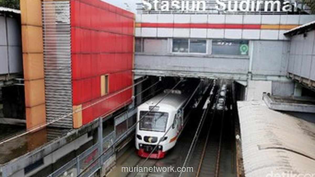 Keributan di KRL Stasiun Sudirman, Petugas Lerai Penumpang yang Terlibat Adu Jotos