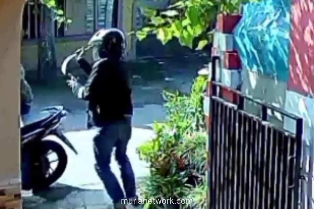 Warga Lumajang Hadang Pencuri Motor yang Acungkan Celurit