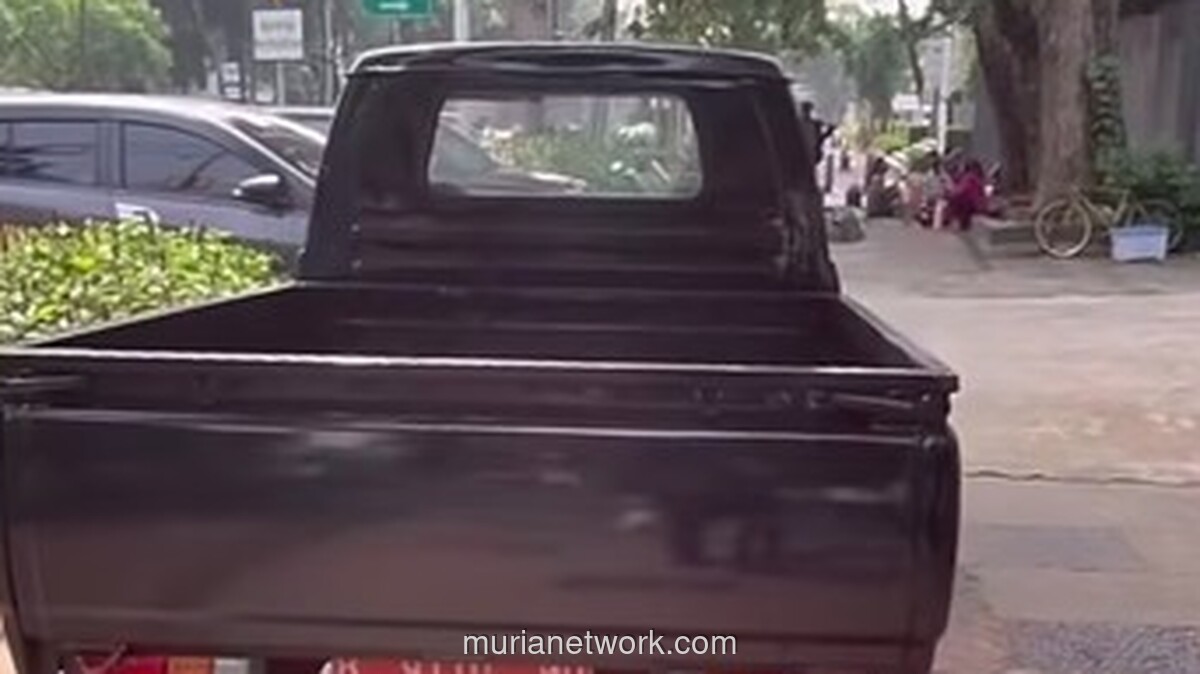 Kepala Satpol PP DKI Minta Maaf Usai Mobil Dinas Parkir di Trotoar Viral