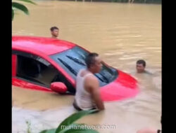 Mobil Pemain Sandiwara Terseret Banjir di Indramayu, Warga Bantu Evakuasi