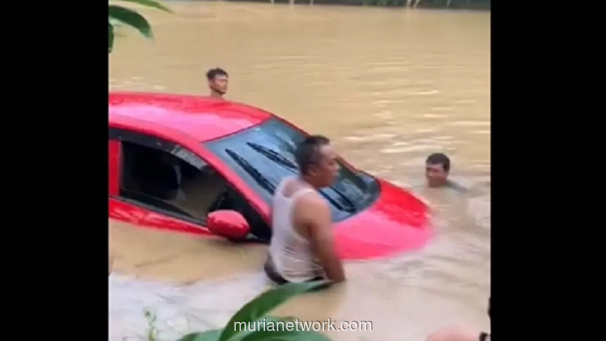 Mobil Pemain Sandiwara Terseret Banjir di Indramayu, Warga Bantu Evakuasi
