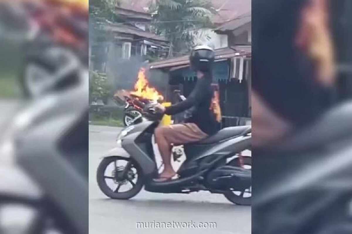 Motor Terbakar di Tengah Perempatan Maros, Keluarga Selamat