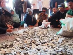 Nelayan Indramayu Bayar Ganti Rugi Demo dengan Tiga Karung Uang Koin