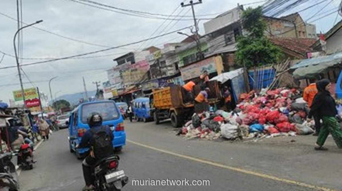 Sampah Menggunung di Depan SDN 1 Leuwiliang, Pihak Kecamatan Klaim Sudah Ditangani