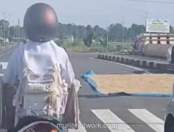 Warga Jemur Gabah di Badan Jalan Bypass Mamminasata, Lalu Lintas Tetap Ramai