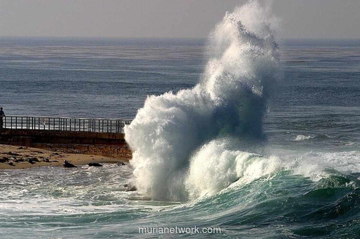 BMKG Perpanjang Peringatan Gelombang Tinggi hingga 4 Meter hingga 22 April
