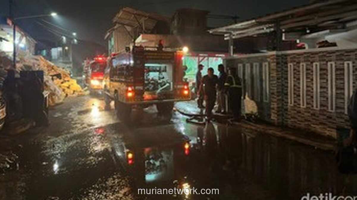 Kebakaran Gudang Limbah Lawon di Cikarang Barat Hanguskan Tujuh Rumah Warga