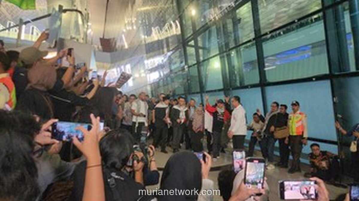 Sembilan Relawan Indonesia yang Ditahan Israel Tiba di Tanah Air, Disambut Menlu Sugiono