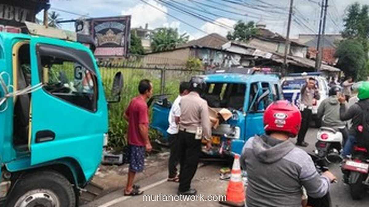 Truk Tangki Air Tabrak Angkot di Cibungbulang, Tiga Orang Luka-luka