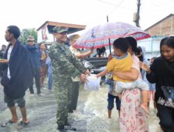 Bupati Bone Terobos Banjir di Watampone, Borong Kue Pedagang untuk Korban