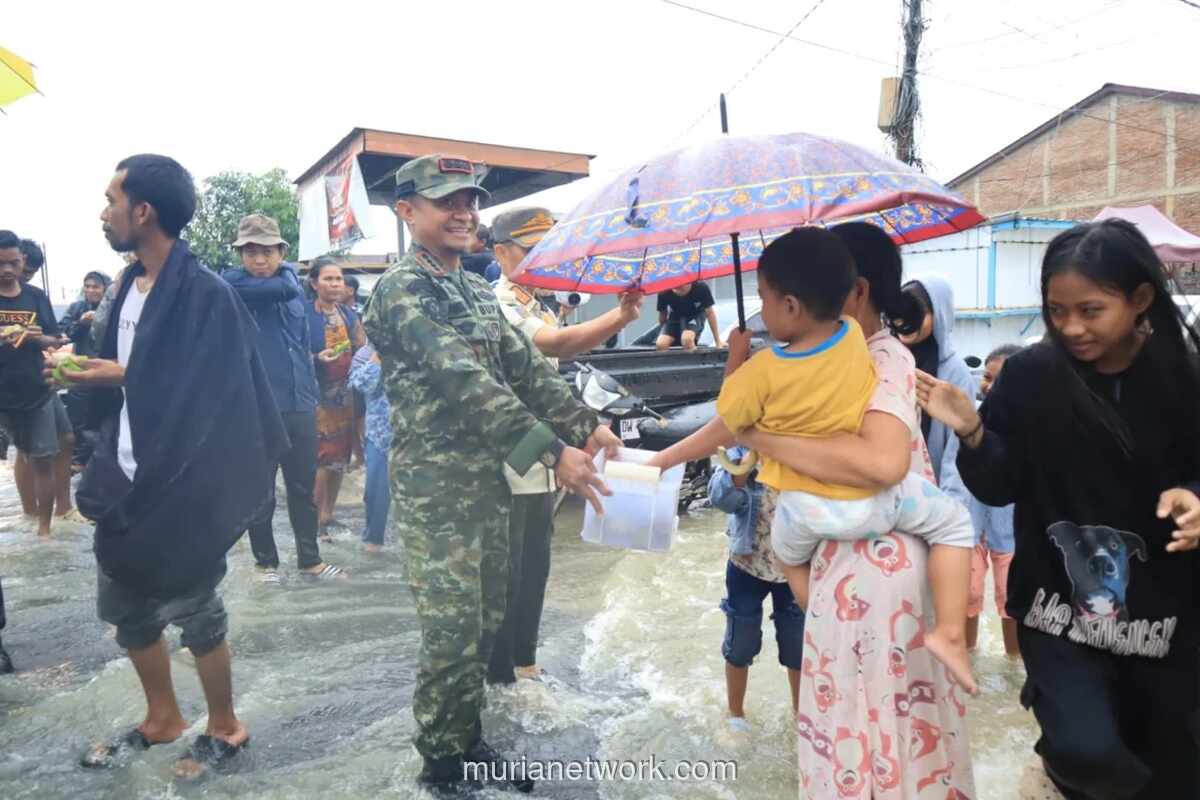 Bupati Bone Terobos Banjir di Watampone, Borong Kue Pedagang untuk Korban
