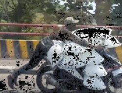 Pengendara Motor di Bogor Nekat Melaju Gaya Superman Demi Angkut Tumpukan Es Batu
