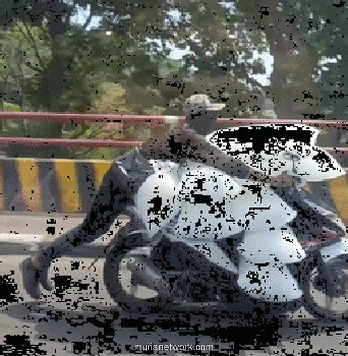 Pengendara Motor di Bogor Nekat Melaju Gaya Superman Demi Angkut Tumpukan Es Batu