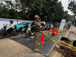 Aliran Air di Bawah Jalan Lenteng Agung Makin Deras, Petugas Persempit Lajur Demi Keamanan