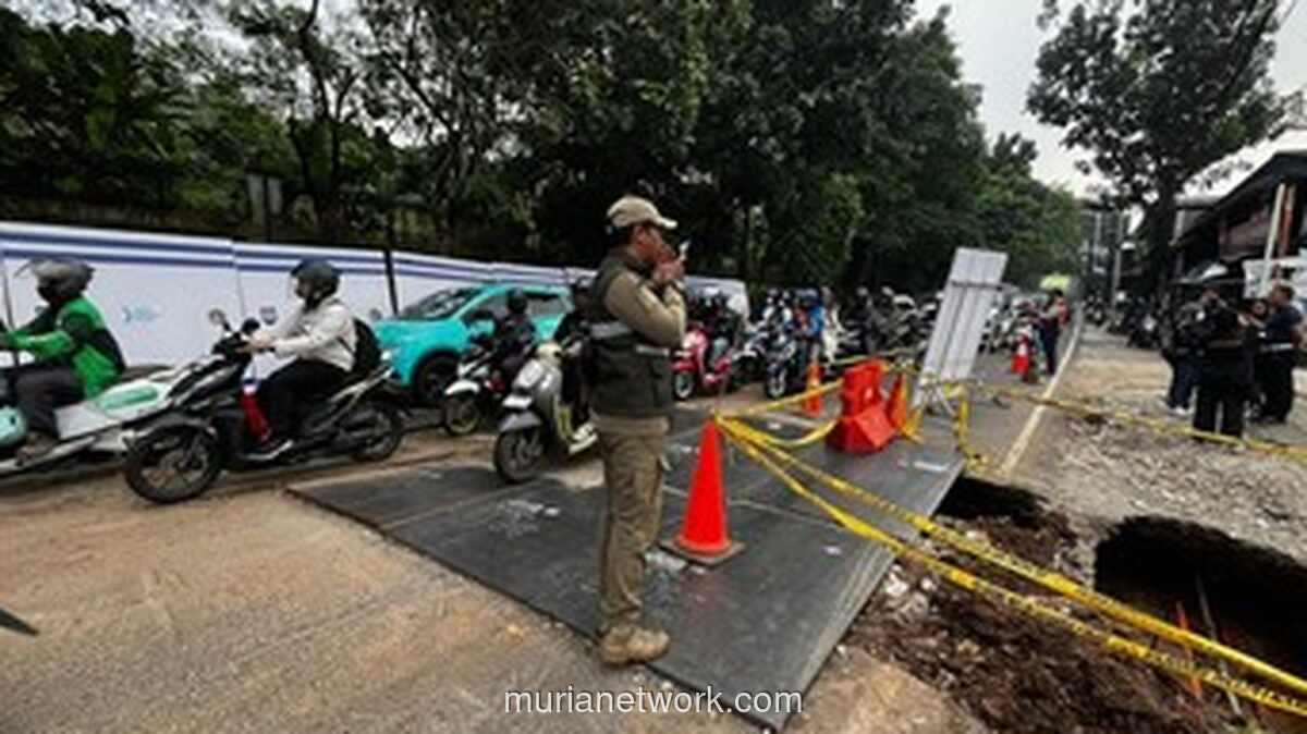 Aliran Air di Bawah Jalan Lenteng Agung Makin Deras, Petugas Persempit Lajur Demi Keamanan