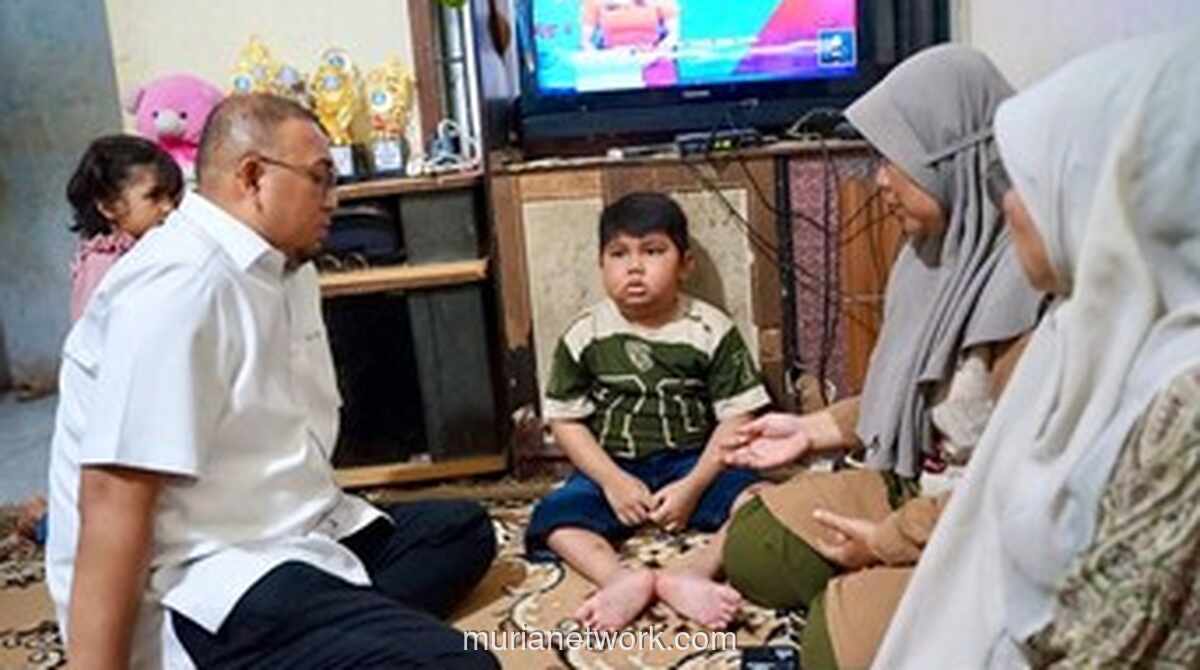 Wakil Ketua Komisi VI DRI Andre Rosiade Bantu Kursi Roda Elektrik dan Biaya Pengobatan Bocah Lumpuh Akibat Tumor di Padang Panjang