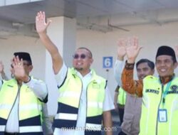 Wakil Ketua Komisi VI DPR Lepas Kloter Terakhir Jemaah Haji Embarkasi Padang, Beri Tambahan Uang Saku 100 Riyal