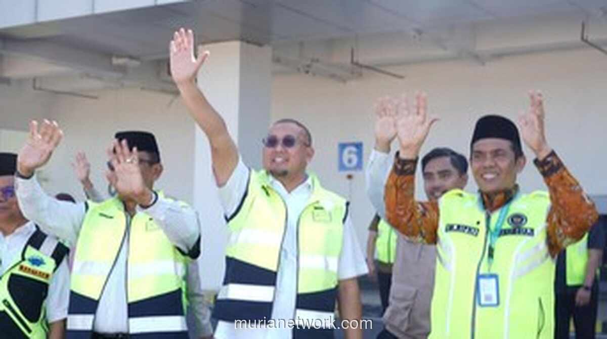 Wakil Ketua Komisi VI DPR Lepas Kloter Terakhir Jemaah Haji Embarkasi Padang, Beri Tambahan Uang Saku 100 Riyal
