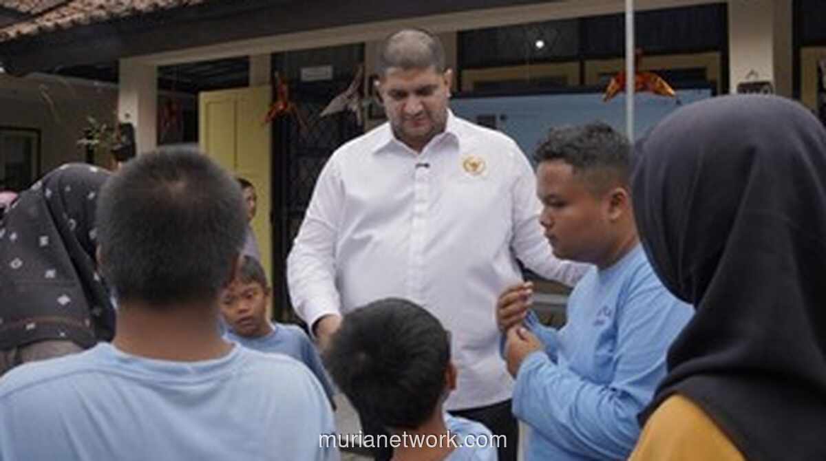 Anggota DPR Rajiv Salurkan 50 Bantuan PIP dan Janjikan Kursi Roda untuk SLB di Lembang