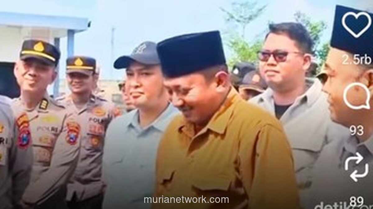 Anggota DPRD Bangkalan Tak Kuasa Tahan Senyum Saat Orator Demo Ternyata Anak Kandung