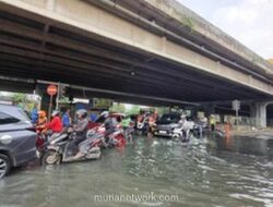 Banjir Setinggi 35 Cm Rendam Simpang Puri Kembangan, Lalu Lintas Menuju Cengkareng Macet Panjang