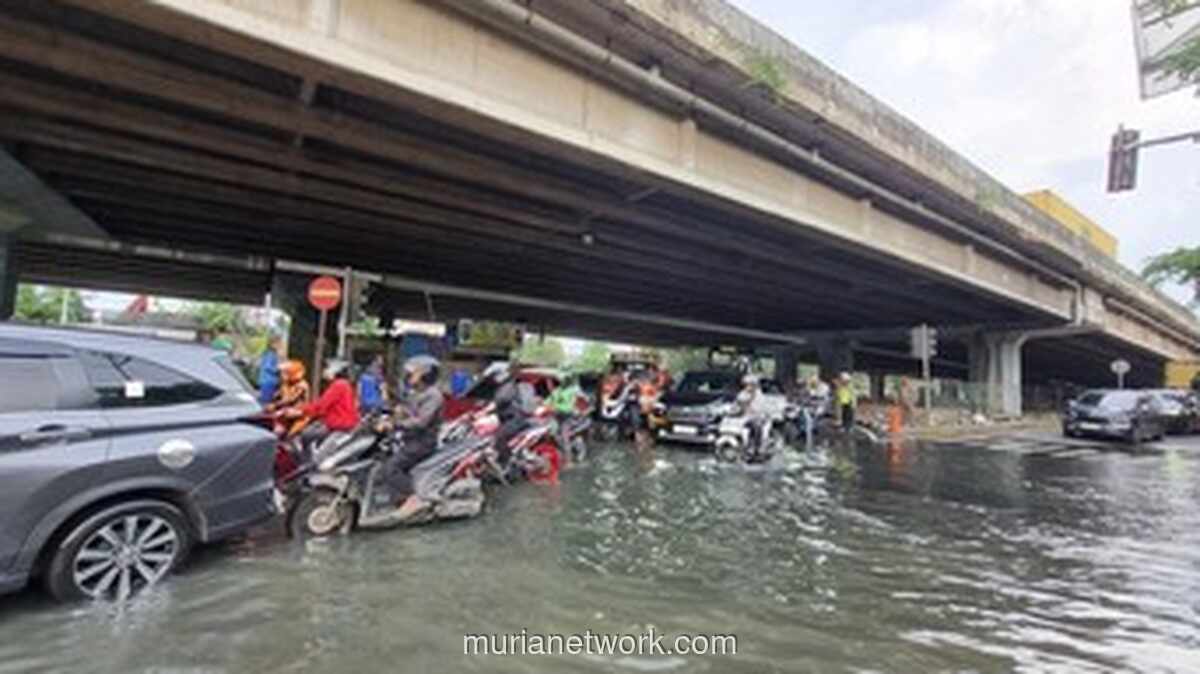 Banjir Setinggi 35 Cm Rendam Simpang Puri Kembangan, Lalu Lintas Menuju Cengkareng Macet Panjang