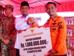 Gubernur Sulsel Tinjau Banjir di Bone, Salurkan Bantuan Rp1 Miliar dan 500 Paket Sembako